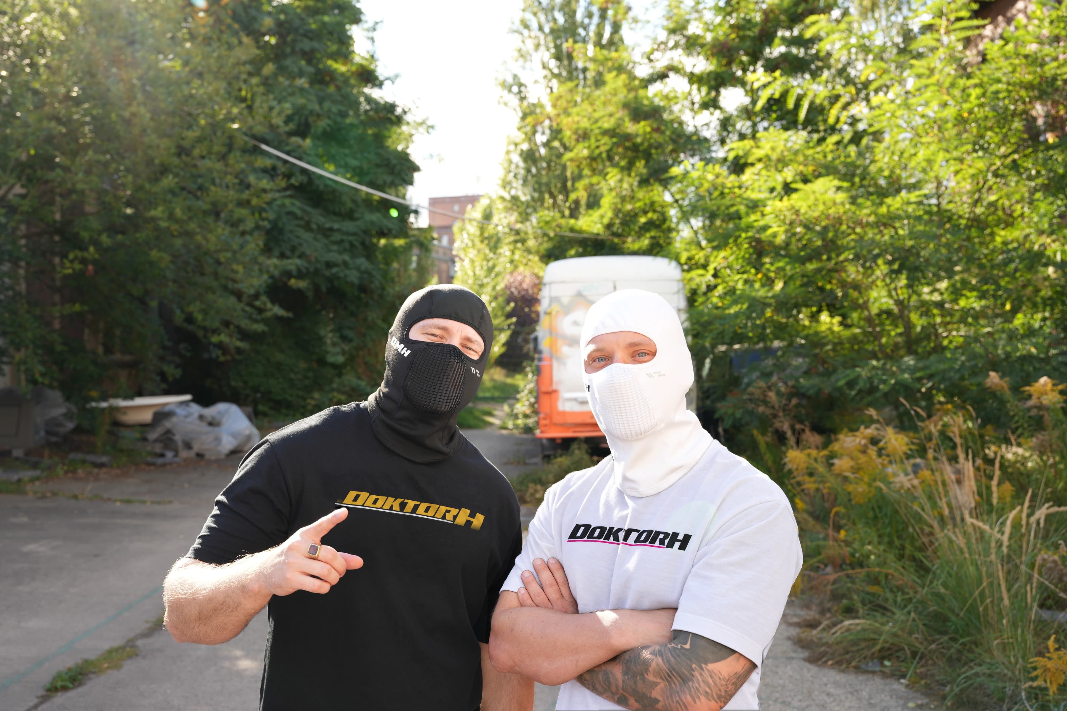 Doktormethoden und Doktormithoden im schwarzen und im weißen DOKTOR-H-Shirt