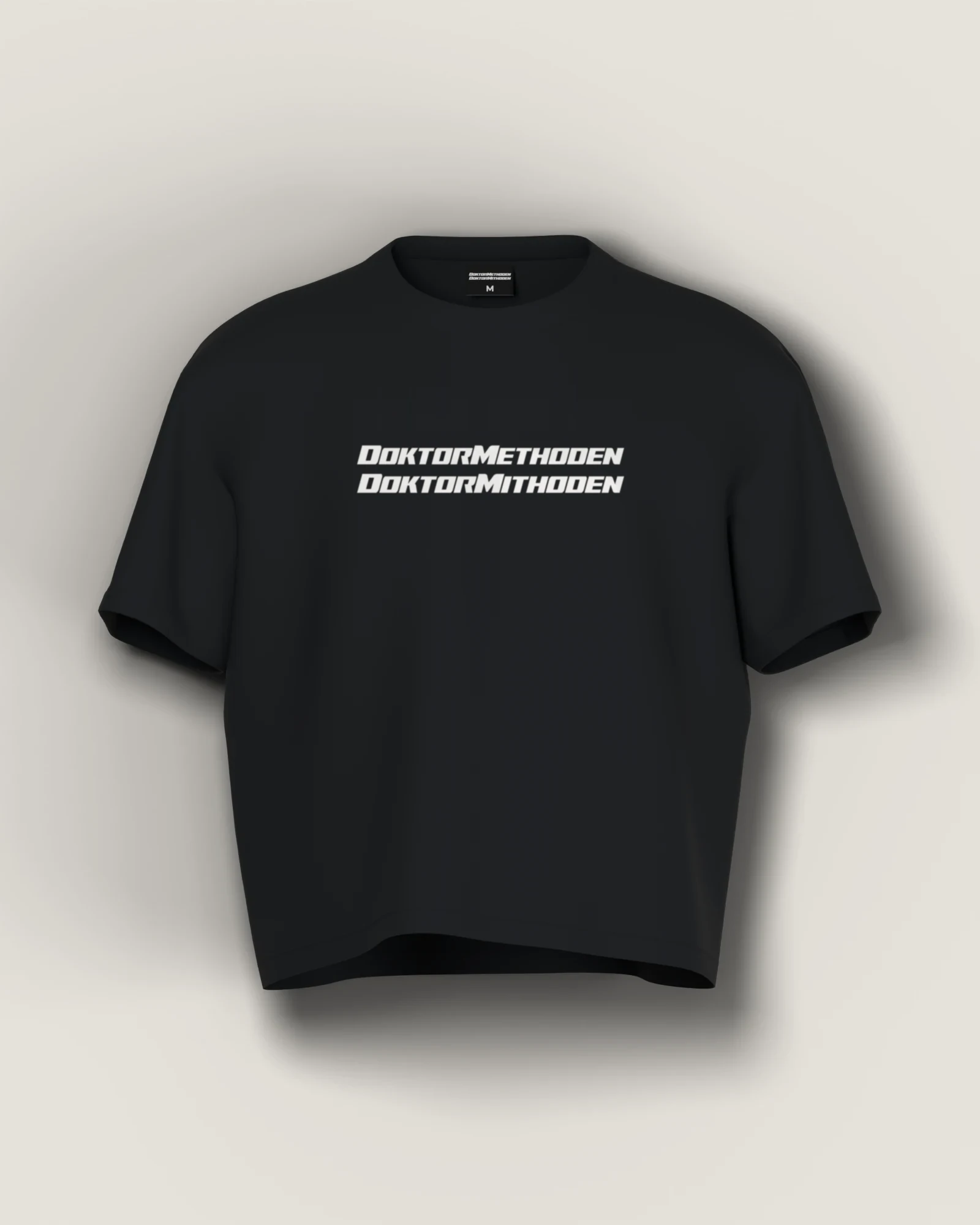 Schwarzes Shirt mit zwei weißen Zeilen DOKTORMETHODEN und DOKTORMITHODEN, Vorderseite